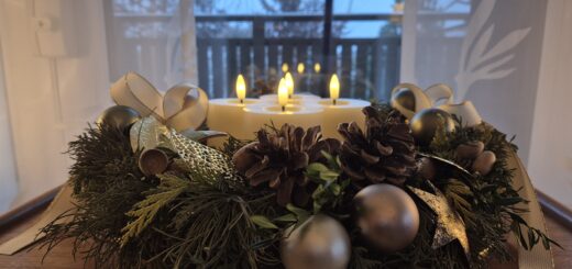 Am Adventskranz leuchtenn alle vier Kerzen